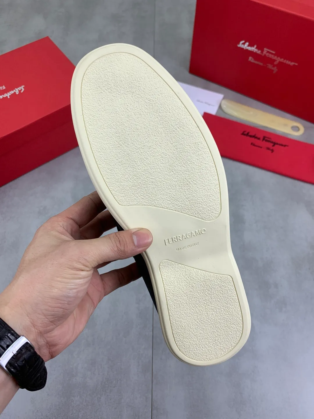 Men's Men's Shoes 💰P580💰[New Style] Water-dyed Niuli 🆘[Salvatore Ferragamo] Ferragamo's latest casual business leather shoes for men! Listed simultaneously! The fabric is made of specially imported original pebbled calfskin, and the lining is made of imported water-dyed cowhide. It is absolutely luxurious and leads the fashion trend. Matching code: 38-44 (45 and 46 can be customized) Black, brown and burgundy colors available